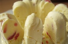 Сливочное мороженое с кусочками клубники и белого шоколада