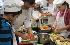 Участник кулинарного шоу "Мастер Шеф" учит детей готовить